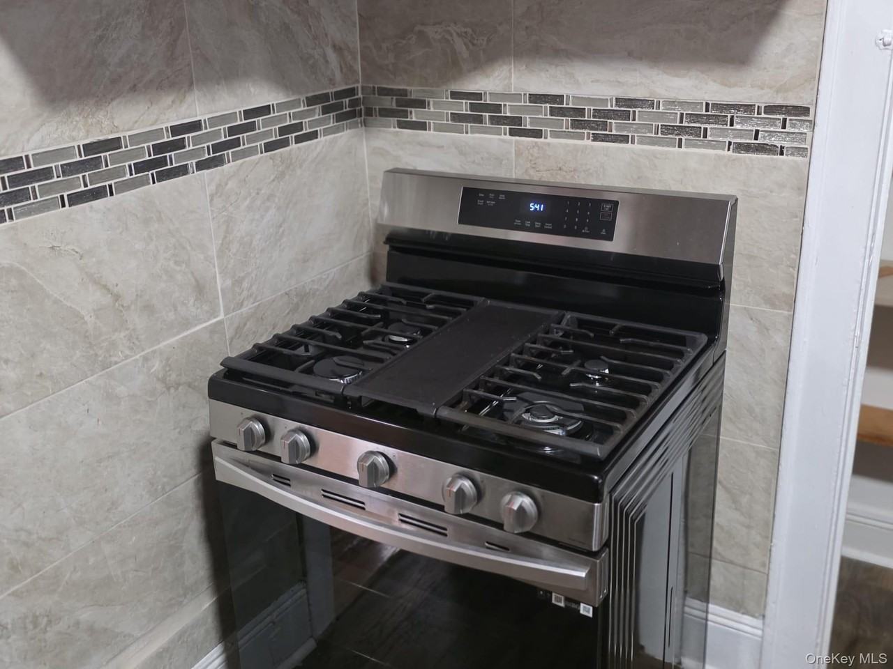 420 Bedford Ave - Photo 5 of 16