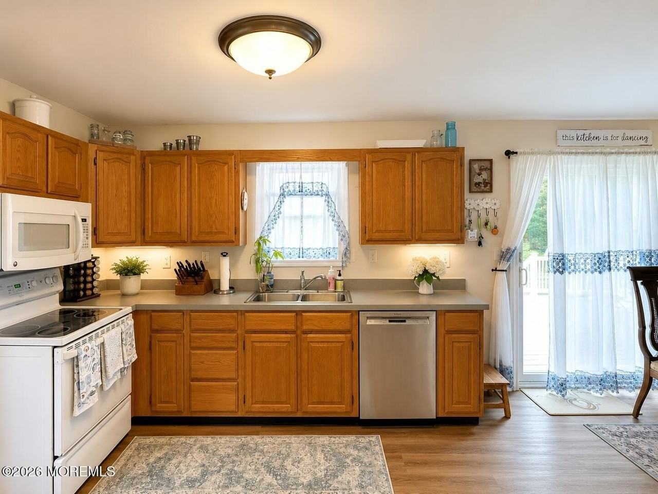 251 West St - Photo 2 of 18