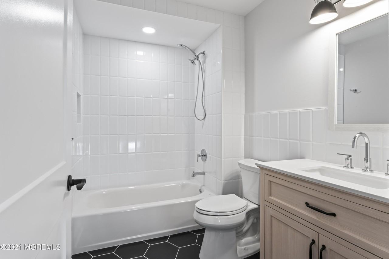 95 Bay Ave #6 - Photo 6 of 37