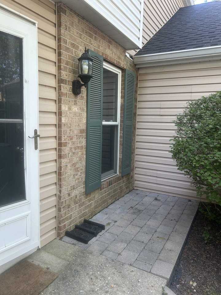 2464 Devonshire Ct - Photo 2 of 16