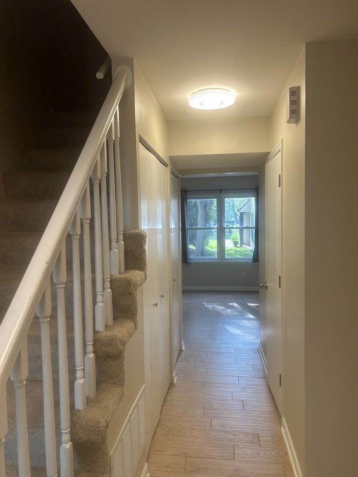 2464 Devonshire Ct - Photo 3 of 16