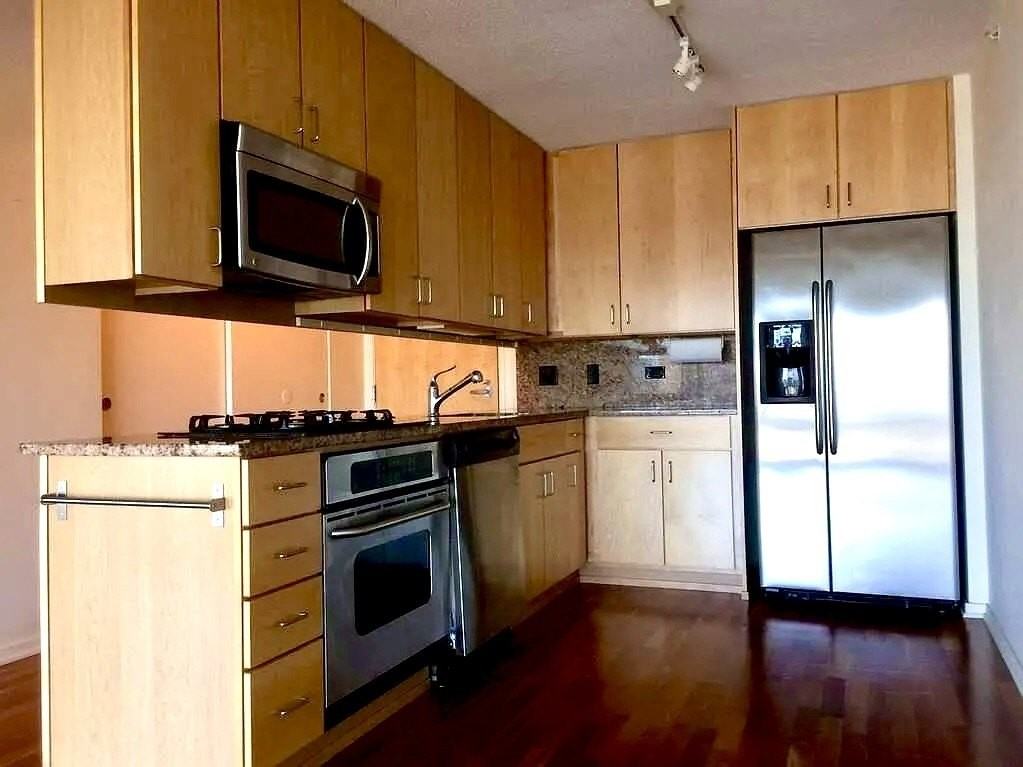 9725 Woods Dr #512 - Photo 2 of 2