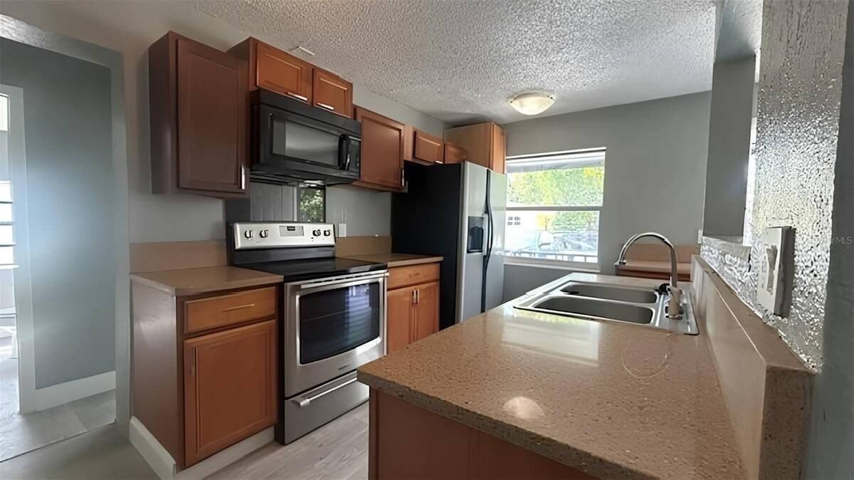 1025 25th St - Photo 2 of 17