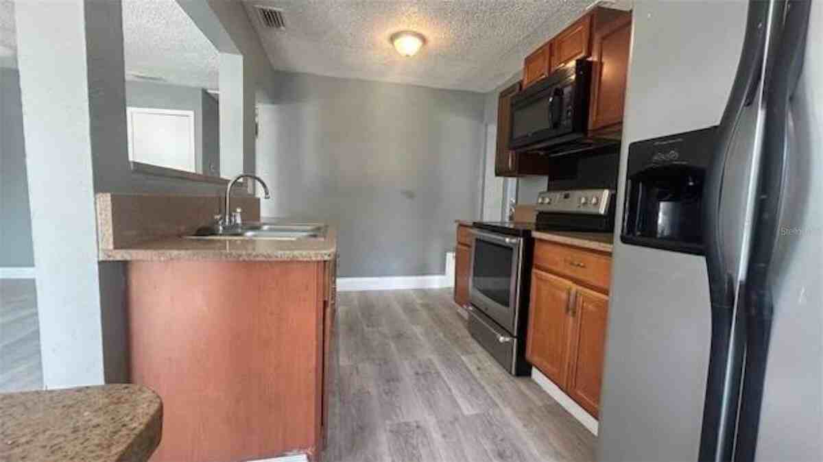 1025 25th St - Photo 4 of 17
