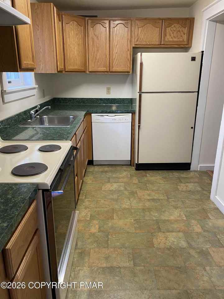 567 Greenview Dr #B - Photo 5 of 16