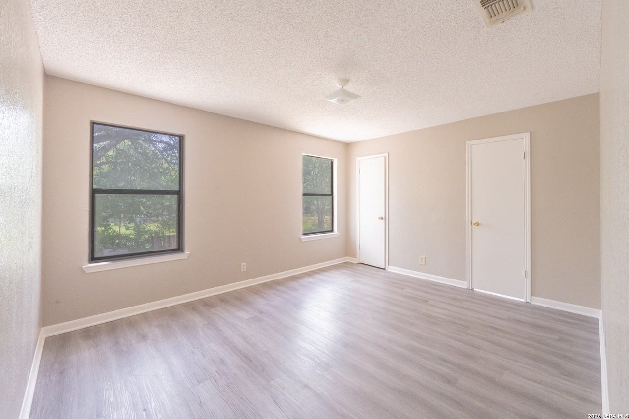 1515 Geneva St - Photo 4 of 17