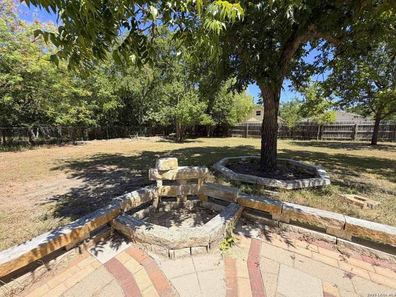 221 Felps Dr - Photo 2 of 21