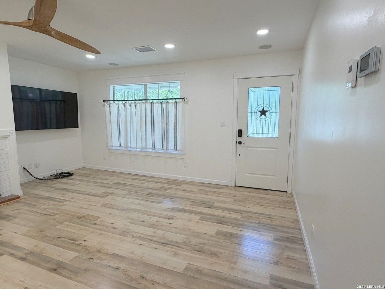 221 Felps Dr - Photo 5 of 21