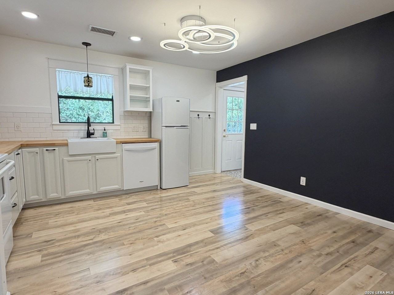 221 Felps Dr - Photo 7 of 21