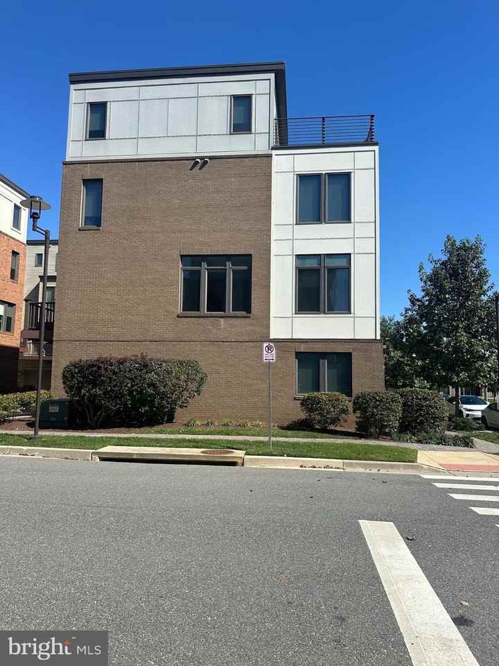 8051 Tribeca St - Photo 4 of 35