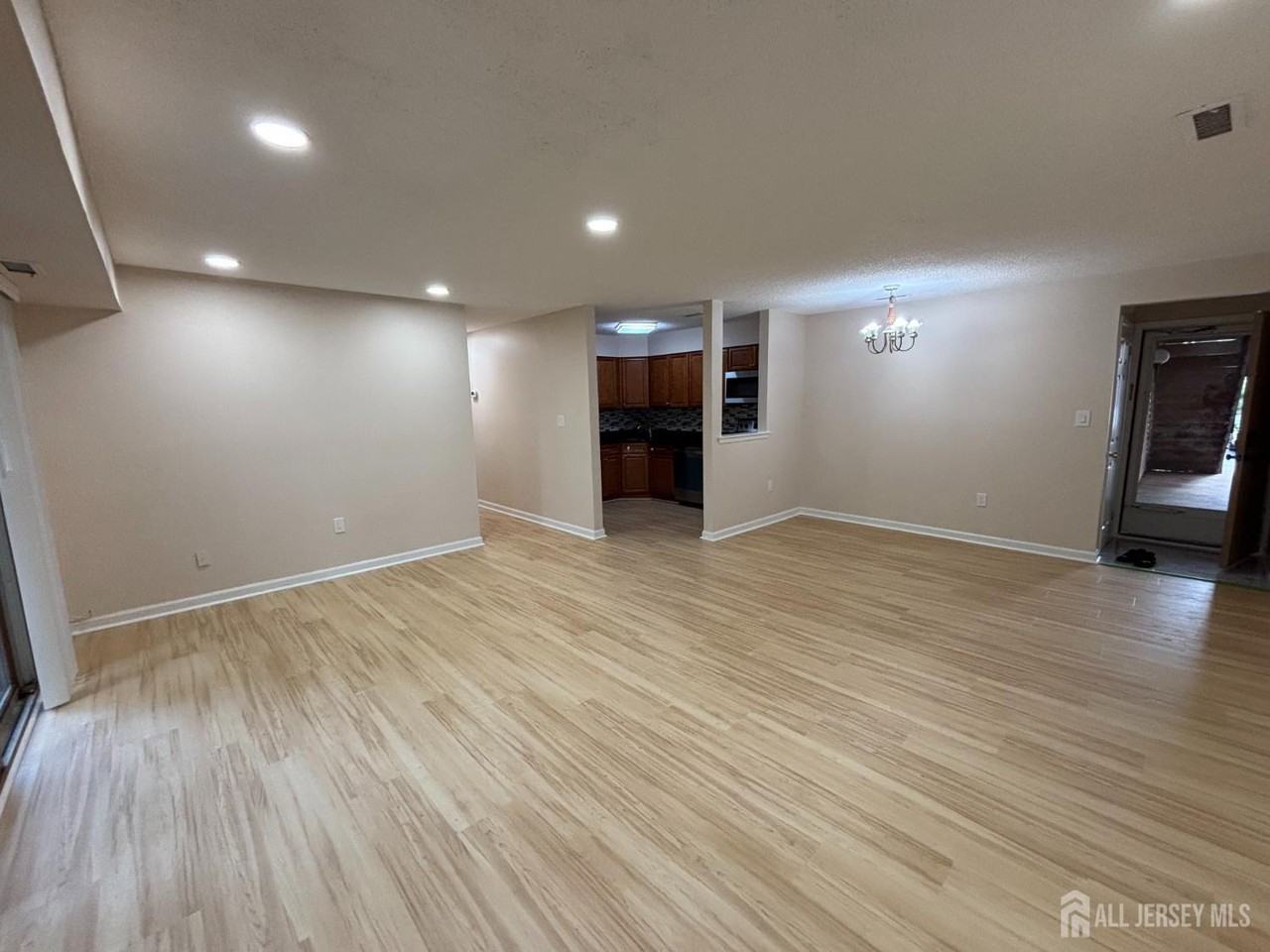 215 Aspen Dr - Photo 6 of 24