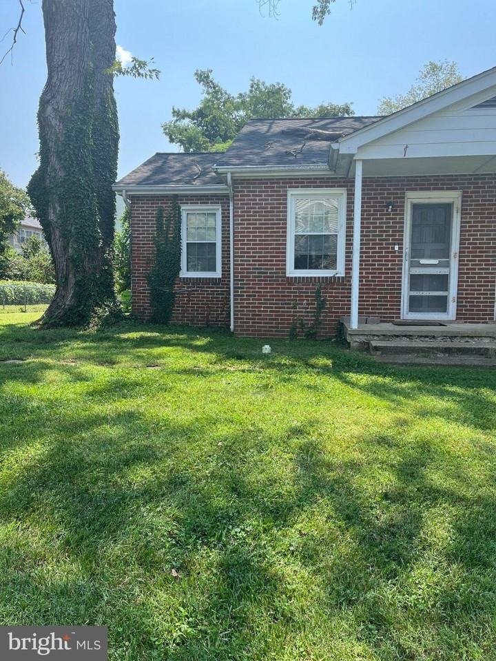 101 E Locust St - Photo 2 of 23