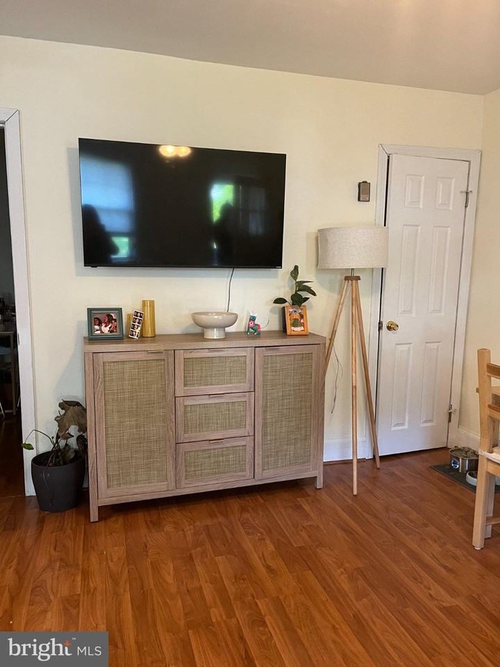 101 E Locust St - Photo 3 of 23
