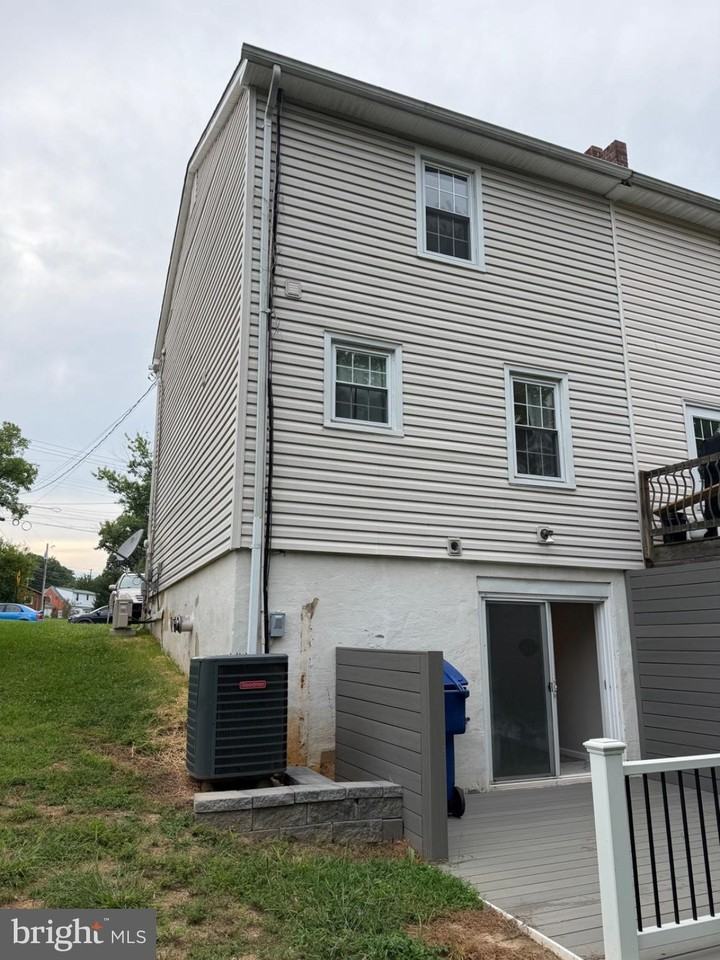 823 N Shenandoah Ave - Photo 2 of 18