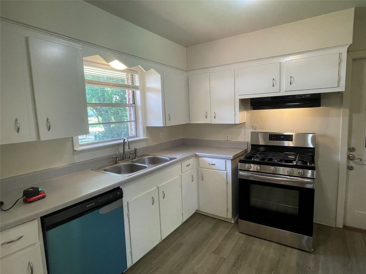 5042 Grape St - Photo 2 of 23