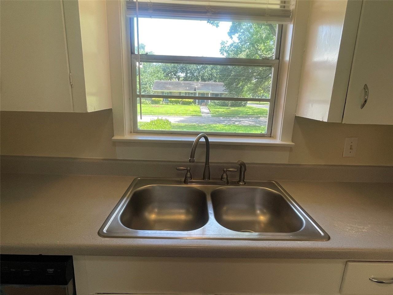 5042 Grape St - Photo 4 of 23