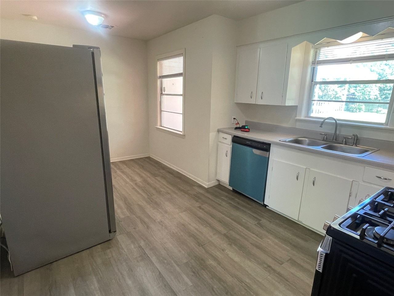 5042 Grape St - Photo 6 of 23