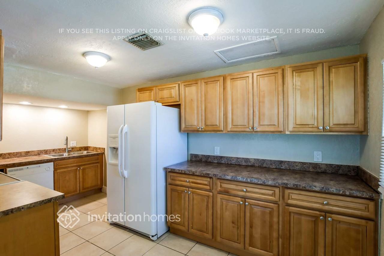 1401 Nw 58th Ave - Photo 6 of 17