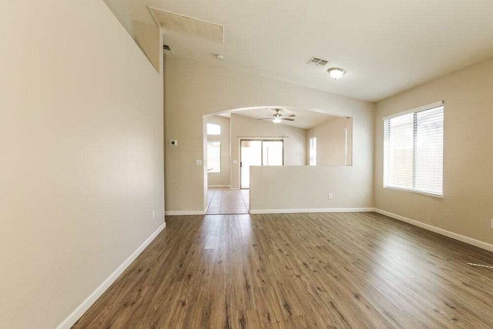 6426 W Watkins St - Photo 4 of 16
