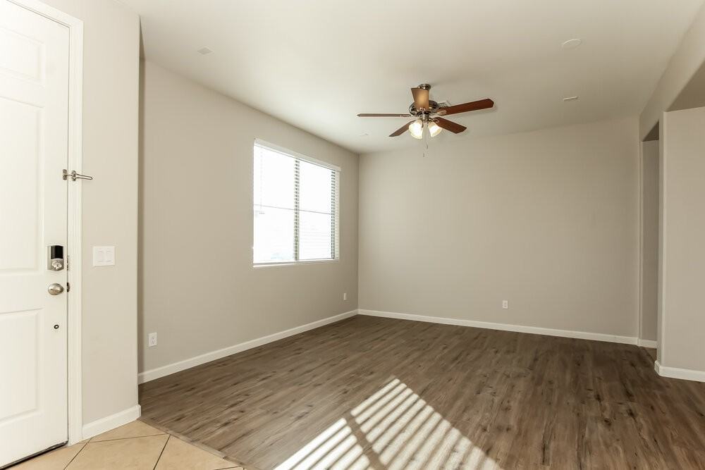 912 E Brooke Pl - Photo 5 of 18