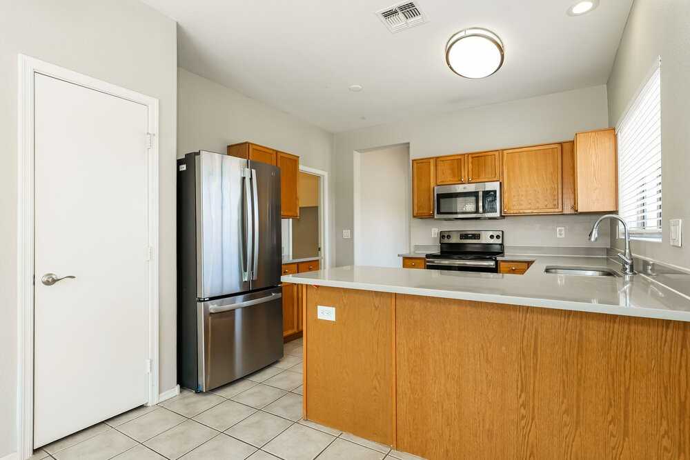 6412 W Hilton Ave - Photo 6 of 16