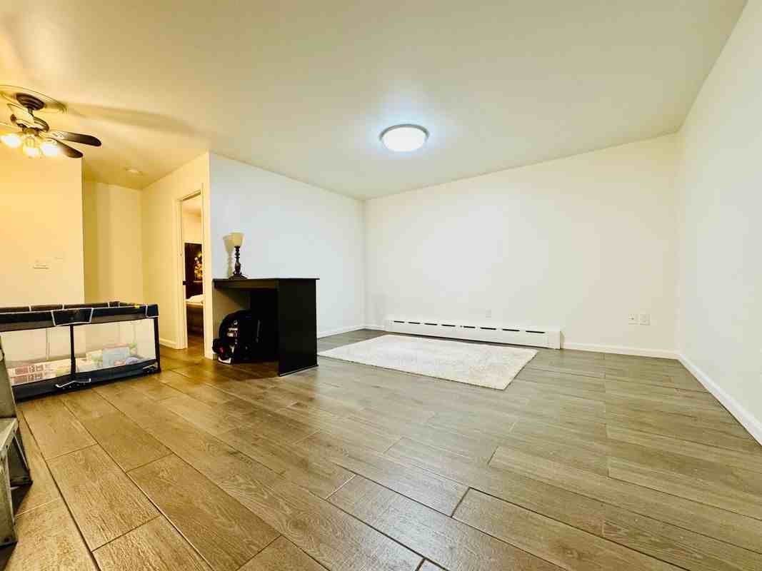 2121 38th St ##1 - Photo 5 of 9