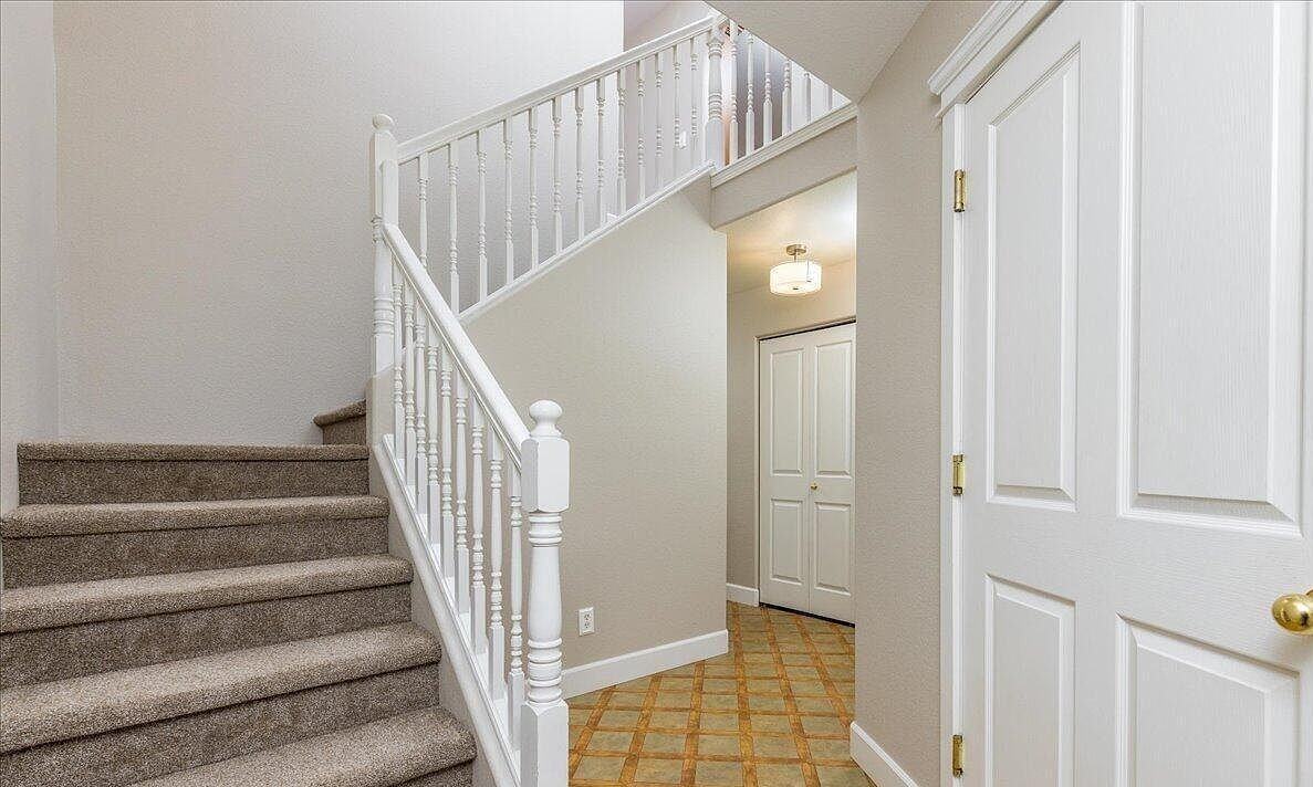 2105 Stockdale Cir - Photo 3 of 22
