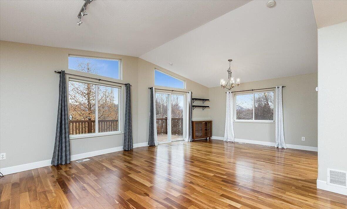 2105 Stockdale Cir - Photo 4 of 22