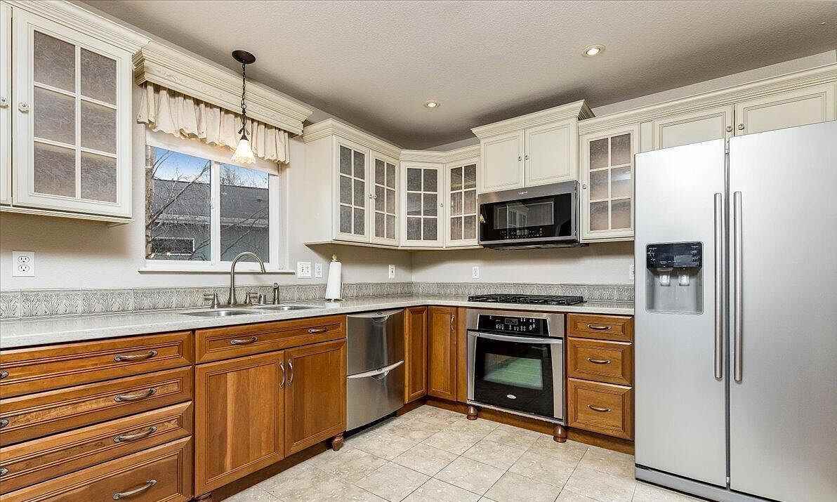 2105 Stockdale Cir - Photo 6 of 22