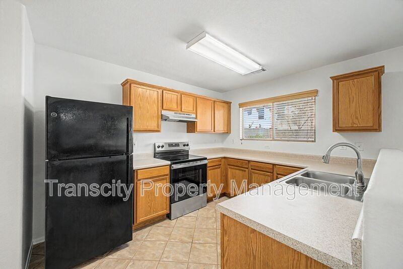 2755 S Southwind Dr - Photo 3 of 20