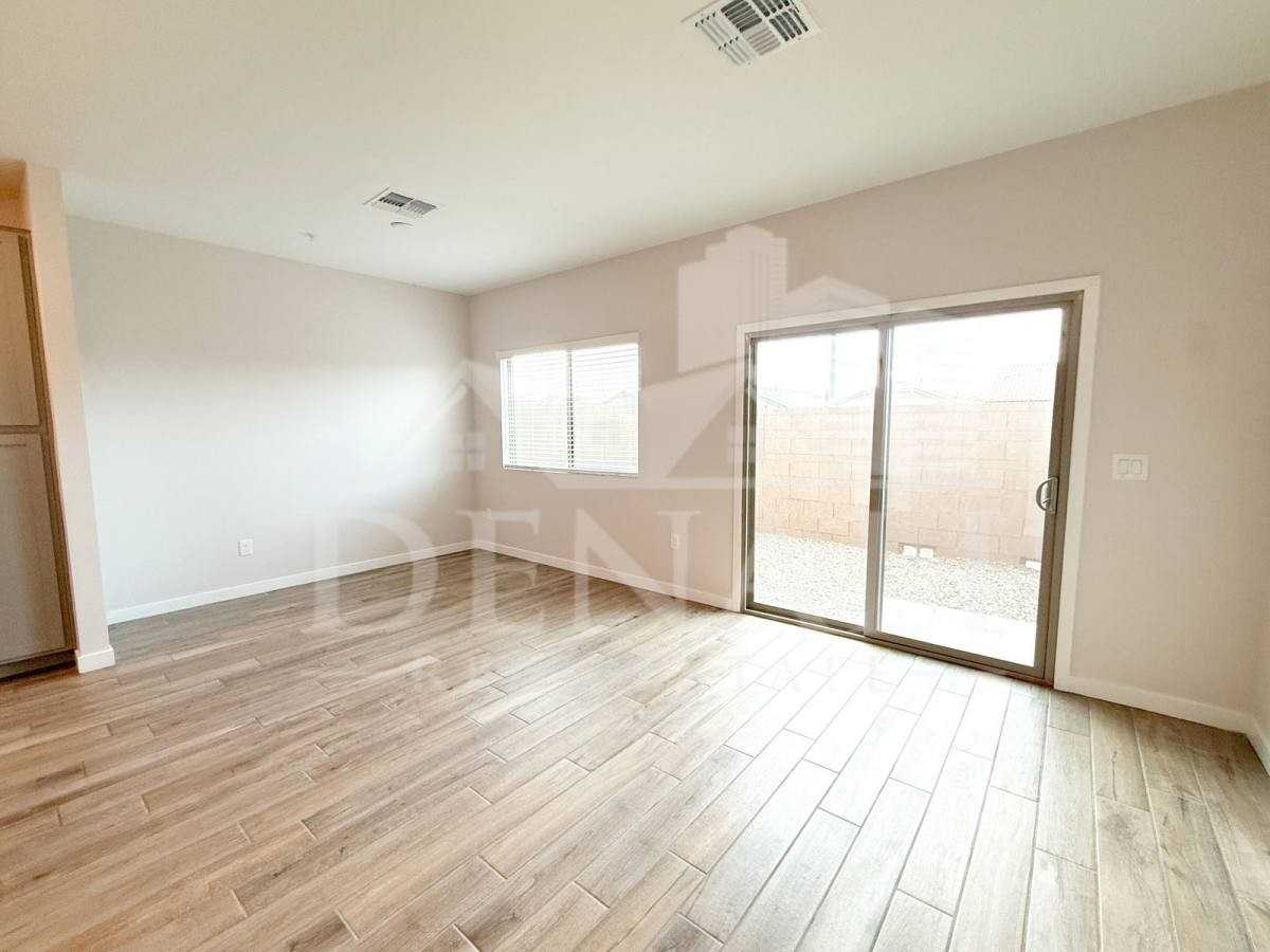 7532 W Darrow St - Photo 5 of 10