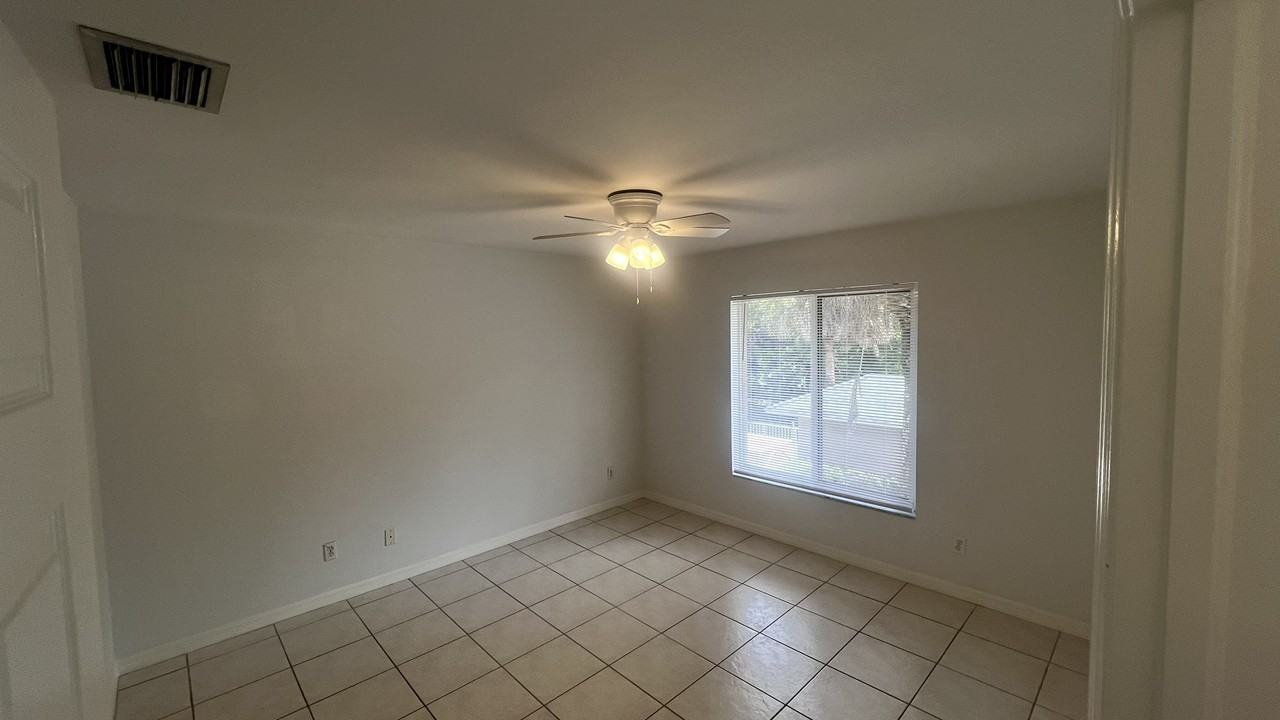 5470 16th pl sw #111 - Photo 4 of 6