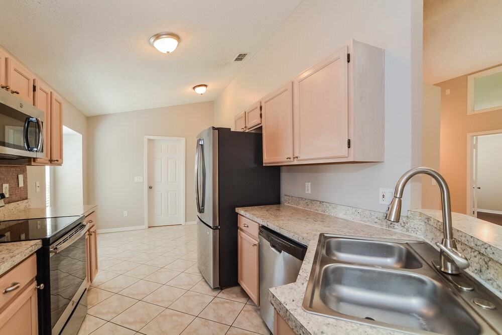 996 Maple Ct - Photo 6 of 16
