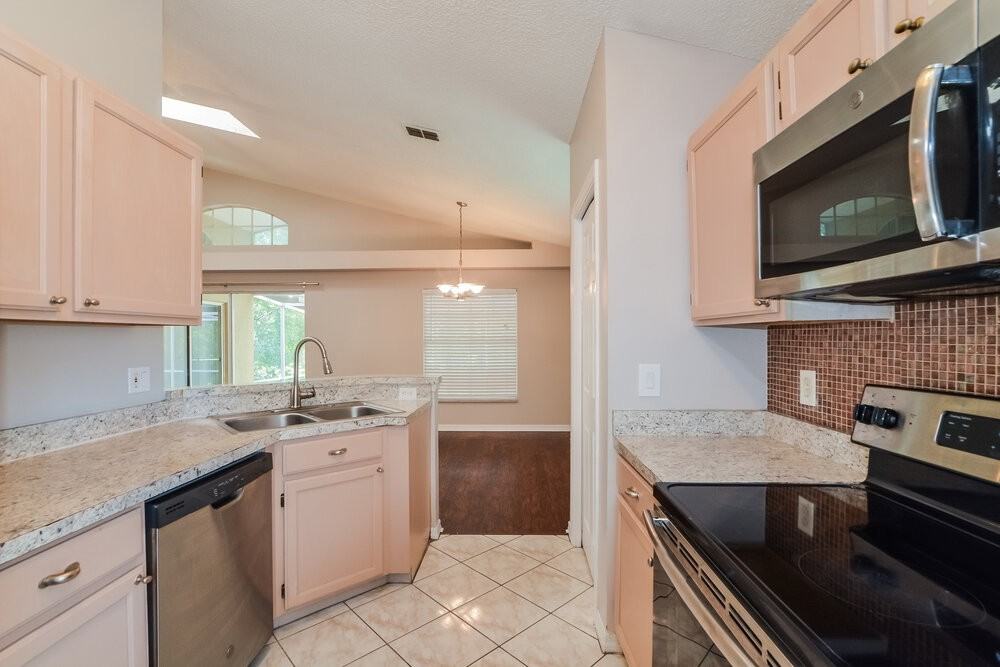 996 Maple Ct - Photo 7 of 16
