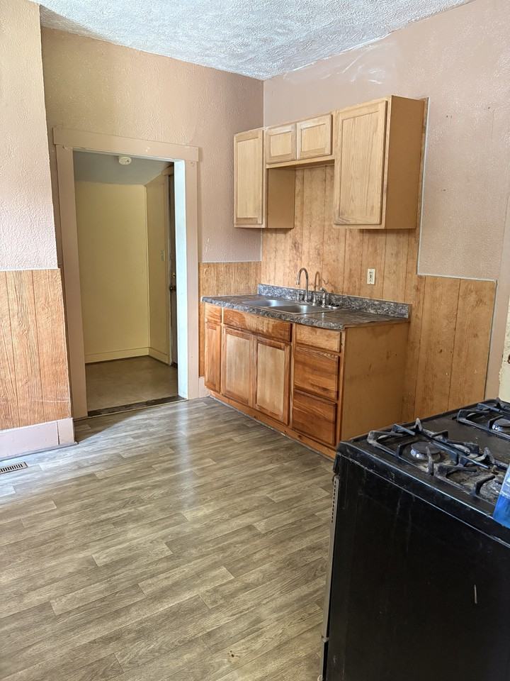 806 1/2 Oak St #1 - Photo 2 of 7