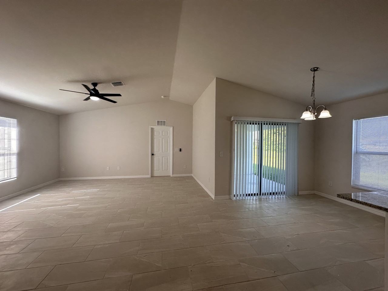 1223 Ne 14th Pl - Photo 7 of 28
