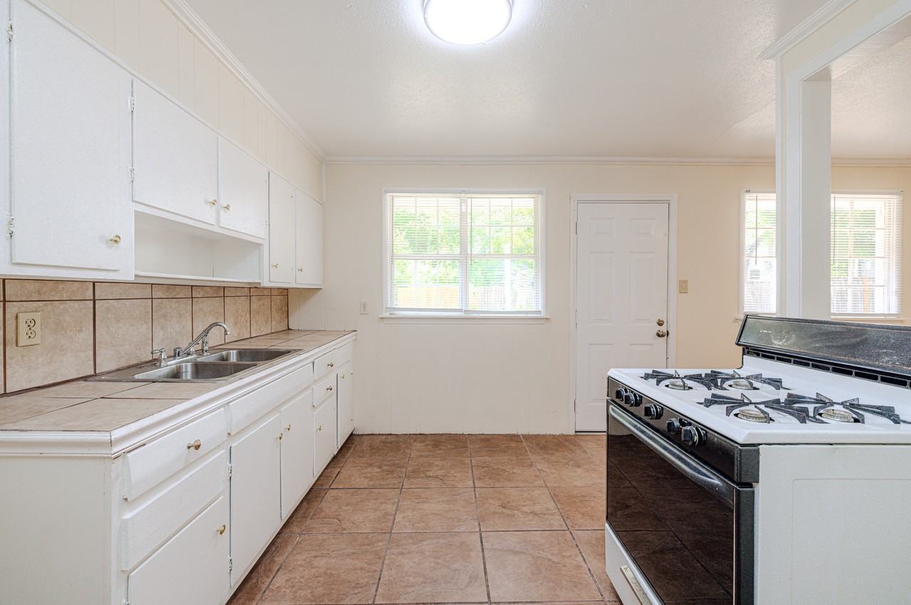 2805 Engleside Dr - Photo 3 of 21