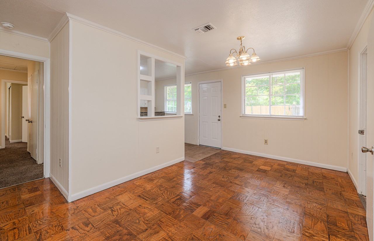 2805 Engleside Dr - Photo 4 of 21
