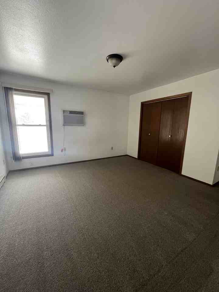 253 Westchester Sq S - Photo 6 of 13