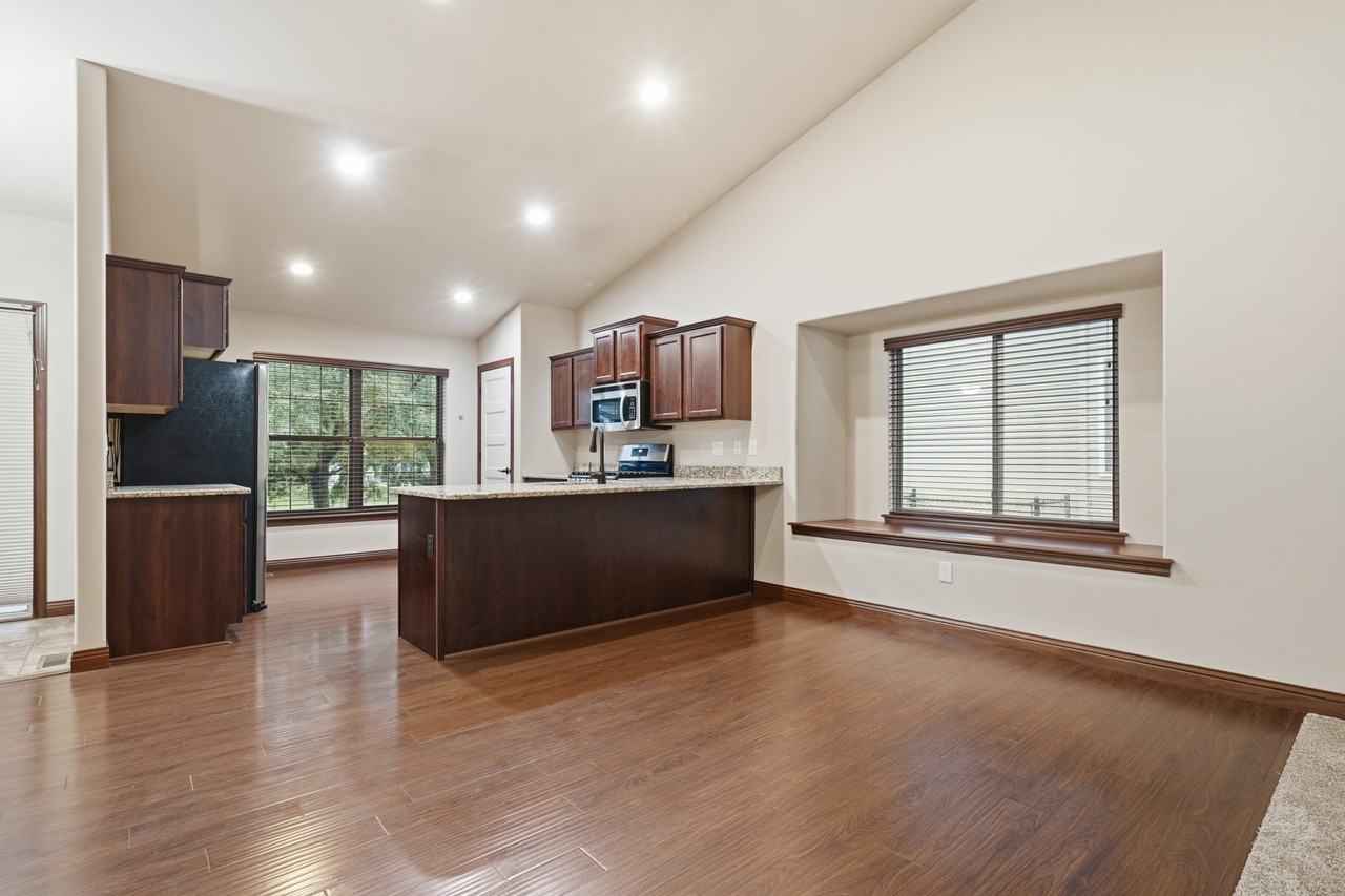 240 S Stewart St - Photo 5 of 28