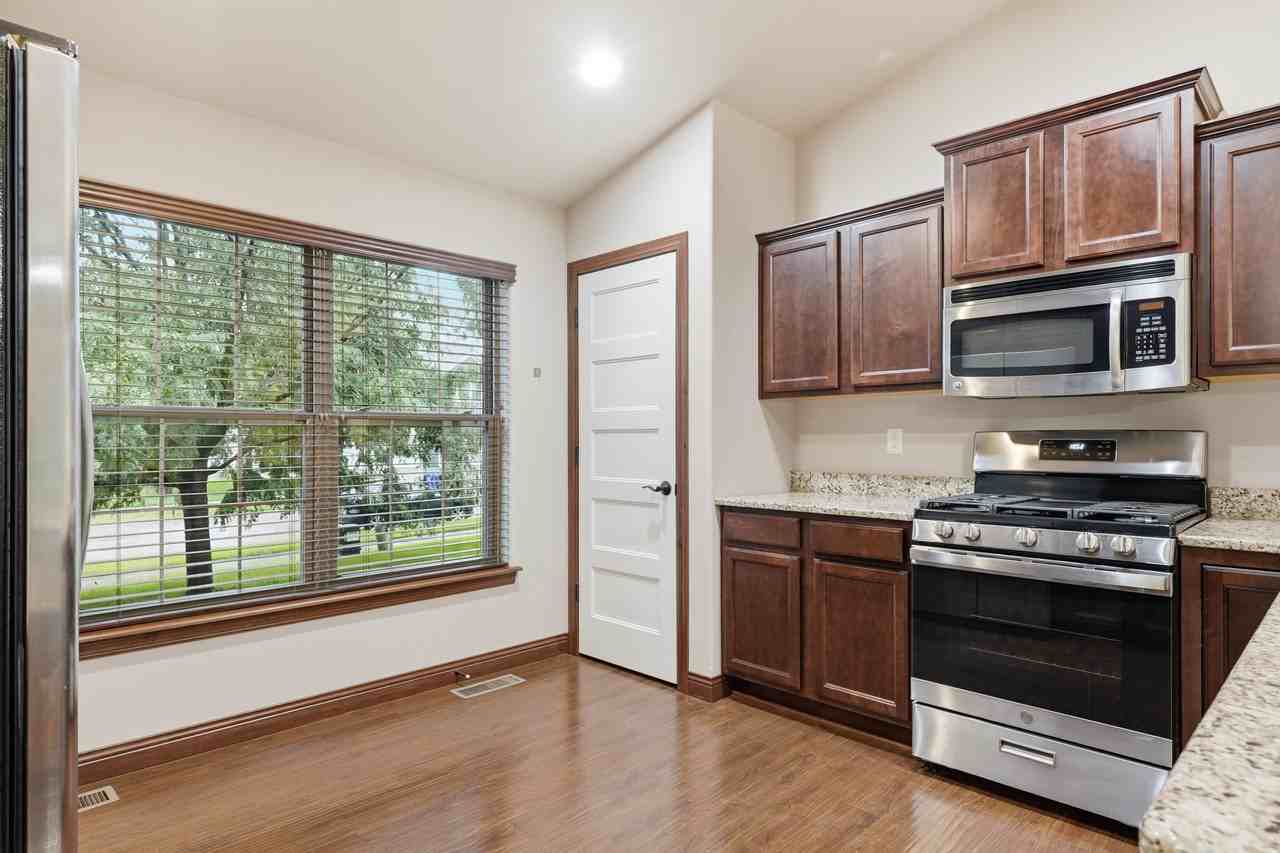 240 S Stewart St - Photo 6 of 28