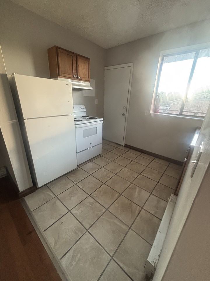 431 W G St #B10 - Photo 5 of 8