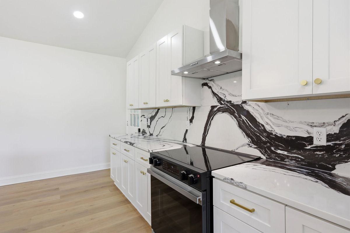 2909 Belmont Cir - Photo 2 of 35