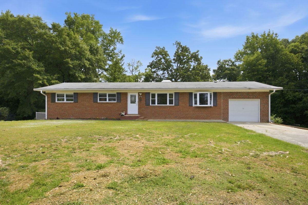 2909 Belmont Cir - Photo 3 of 35