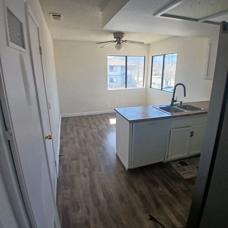 509 E Avenue Q2 ##B - Photo 4 of 12