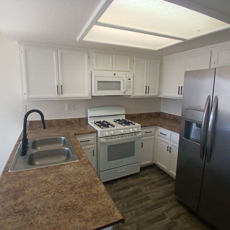509 E Avenue Q2 ##B - Photo 5 of 12