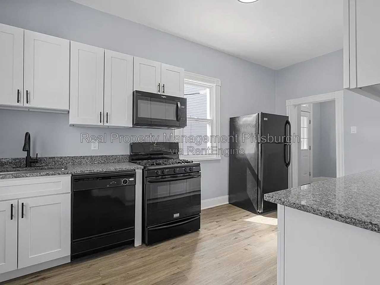 2721 Cobden St #1 - Photo 6 of 19