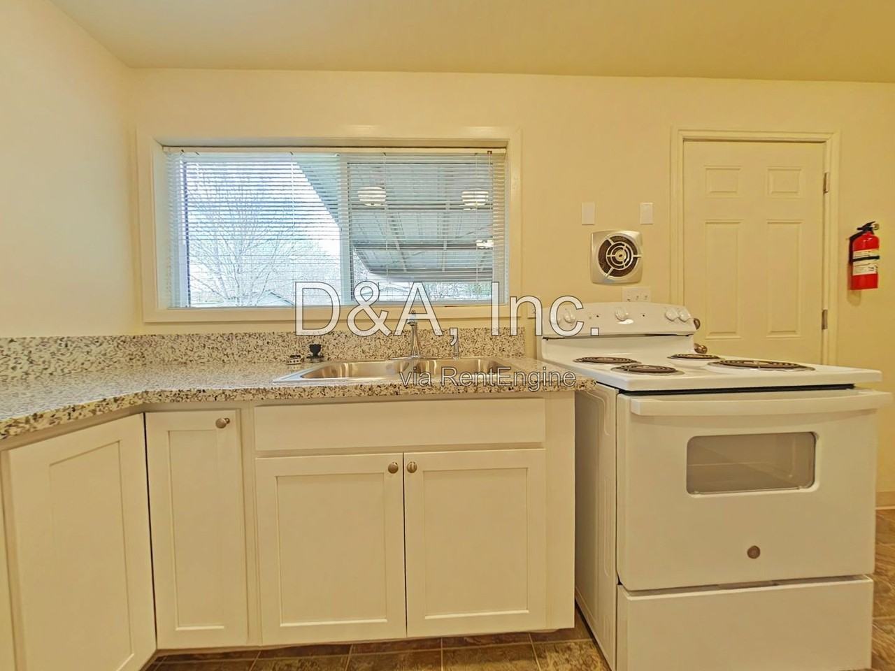 215 Sw Tunison Ave - Photo 4 of 15