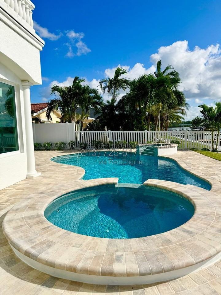 569 Johns Pass Ave - Photo 4 of 11