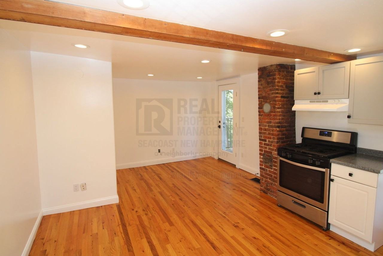 530 Portsmouth Ave - Photo 3 of 15